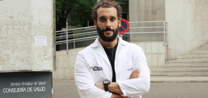 jesus-candel-el-pasado-miercoles-ante-el-hospital-clinico-de-granada-r-m