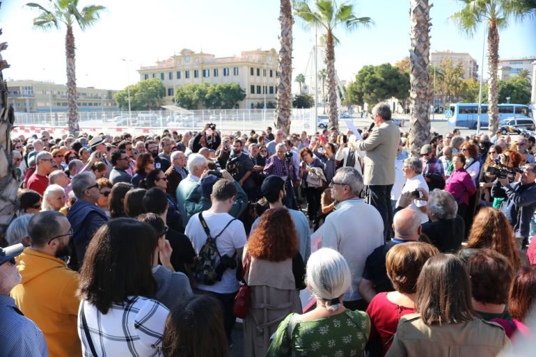 M Laga Cientos De Personas Se Concentran En El Palmeral Contra La