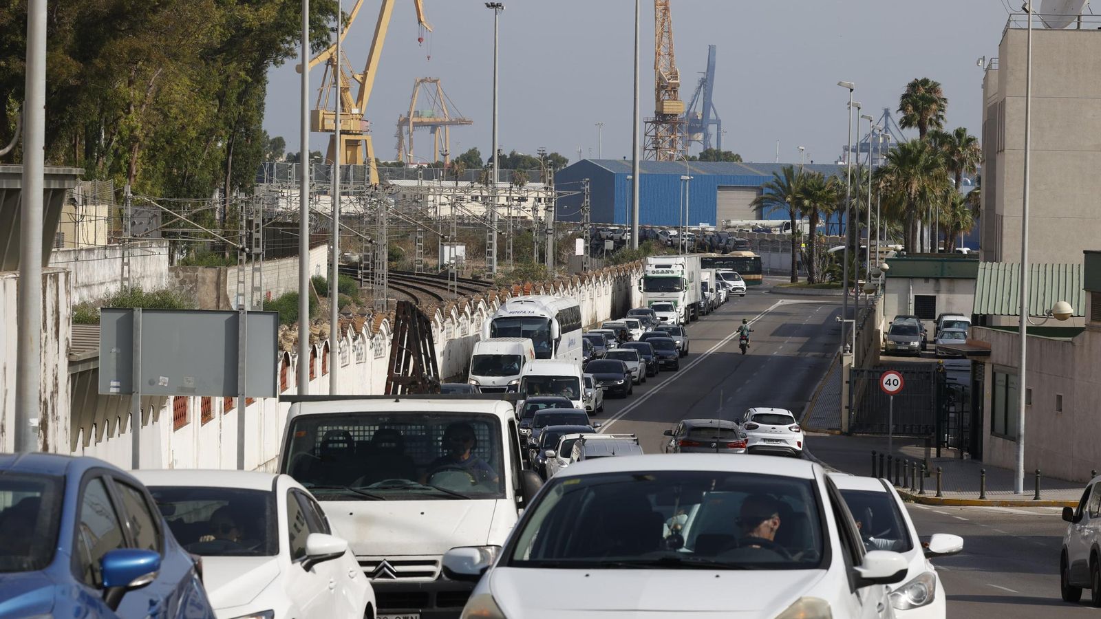 Mañana de tráfico intenso en Cádiz.