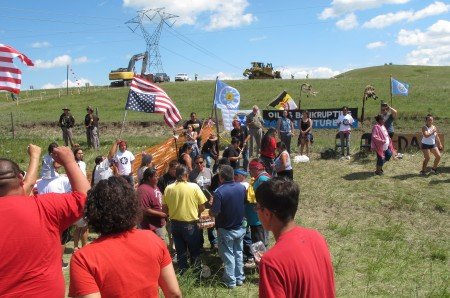 Protestas contra la construcción de un oleoducto en Dakota del Norte el 12 de agosto del 2016, cerca de territorios de la tribu sioux en Dakota del Norte. (AP Photo/James MacPherson).