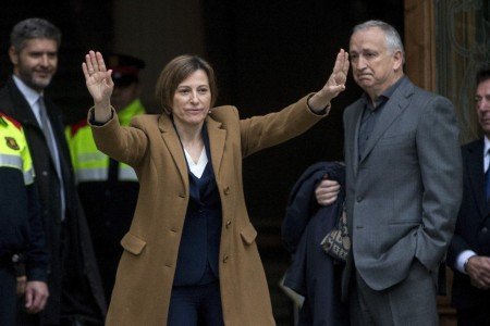 GRA014. BARCELONA, 16/12/2016.- La presidenta del Parlament, Carme Forcadell, saluda a los asistentes antes de entrar, acompañada por su marido Bernat Pegueroles (d), al Tribunal Superior de Justicia de Cataluña donde está citada a declarar como investigada por desobedecer al Tribunal Constitucional. EFE/Quique García