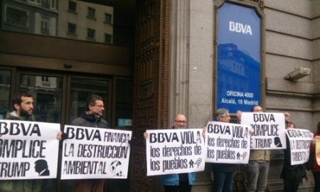 Ecologistas en Acción entrega 700.000 firmas al BBVA para que no financie un oleoducto en EE.UU y una presa en Turquía