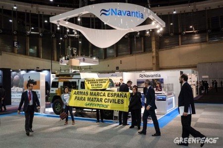 Activistas-Greenpeace-despliegan-Navantia-HOMSEC_EDIIMA20170315_0401_19