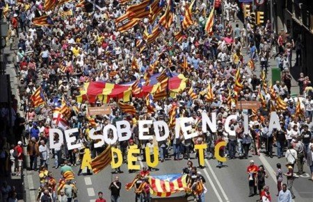 GRA123  BARCELONA  29 05 2016 - Manifestacion en contra de la suspension de diversas leyes catalanas por parte del Tribunal Constitucional bajo el lema  Los derechos no se suspenden  trabajo digno  derechos sociales y democracia real    celebrada hoy en Barcelona  EFE Marta Perez