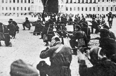 los-bolcheviques-asaltan-el-palacio-de-invierno-en-san-petersburgo-en-octubre-de-1917