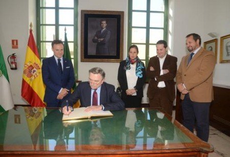 El embajador ruso firmando en el libro de honor del Ayuntamiento de El Puerto