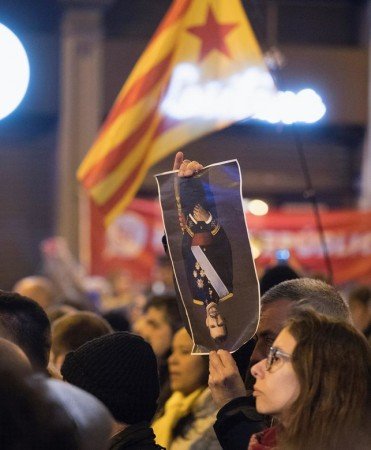 Manifestantes-presencia-Felipe-Barcelona-febrero_EDIIMA20180226_0835_20