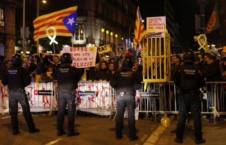 Catalan pro-independence demonstrators protest against the visit of Spain´s King Felipe VI at the Mobile World Congress (MWC) on February 25, 2018 in Barcelona. Spain´s King Felipe VI visits Barcelona for the fist time since a failed declaration of independence by the regional parliament on October 27 that deeply divided Catalans and triggered Spain's worst political crisis since the country returned to democracy following the death of longtime dictator Francisco Franco in 1975. / AFP PHOTO / Pau Barrena