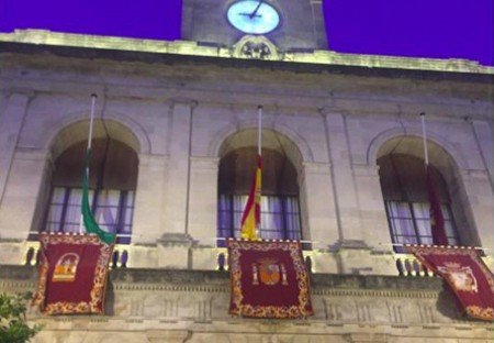 Sevilla banderas-a-media-asta-en-semana-santa
