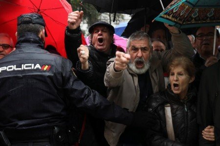 Spanish national police officers prevent pensioners from reaching the Spanish Parliament at the end of a demonstration in favour of higher state pensions in Madrid, Spain, March 1, 2018. REUTERS/Susana Vera