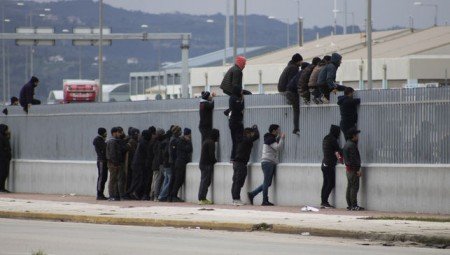 migrantes-saltar-puerto-Patras-Grecia_EDIIMA20180521_0709_20