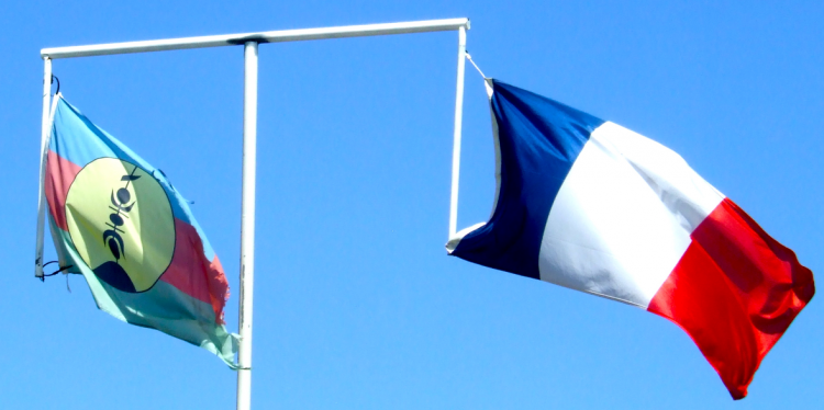 Banderas kanaky y francesa