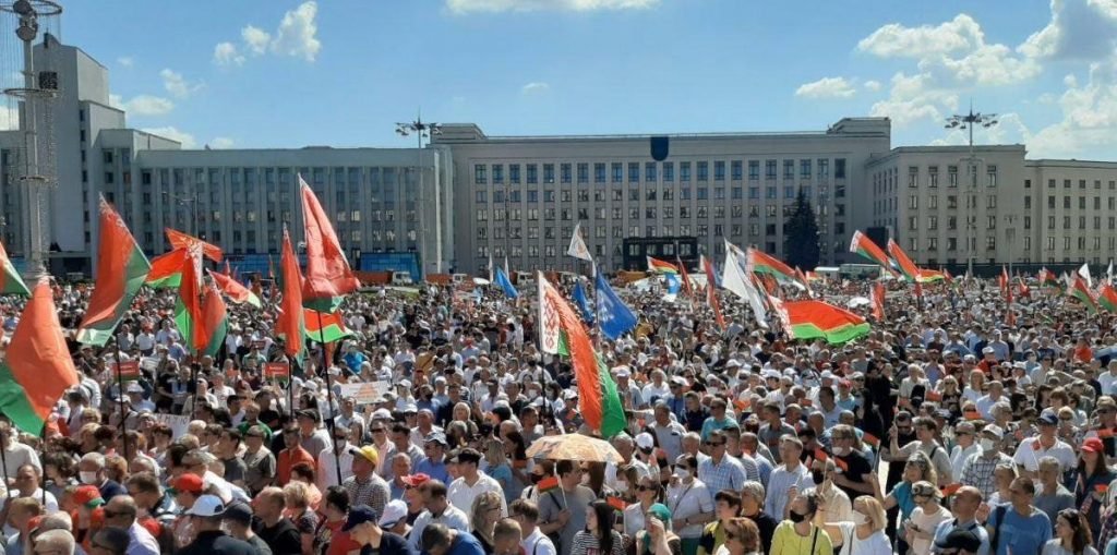 Recientemente ha habido elecciones en Bielorrusia y de nuevo ha ganado Lukashenko por un amplio margen. La oposición ha tratado de hacer una revolución naranja, muy al estilo de lo que ocurrió en Ucrania y ni la UE ni la banda criminal OTAN aceptan esos resultados.