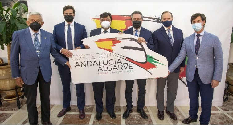  Ni ellos ni los grupos municipales del Ayuntamiento onubense que han apoyado la iniciativa con su presencia (PP, Ciudadanos, Adelante Huelva, Mesa de la Ría y VOX) han manifestado oposición alguna al borrado de los símbolos nacionales de Andalucía y su sustitución por los estatales.