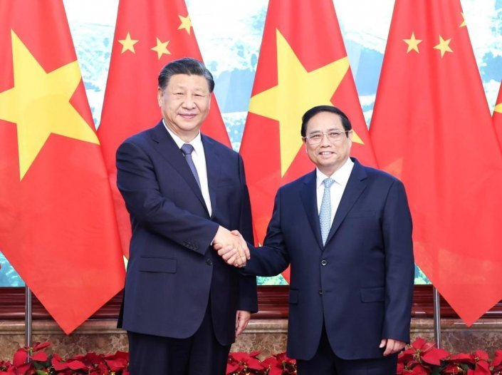 El primer ministro de Vietnam, Pham Minh Chinh (derecha), saluda al presidente de China, Xi Jinping, en Hanoi, el 13 de diciembre de 2023 // Pang Xinglei / Xinhua