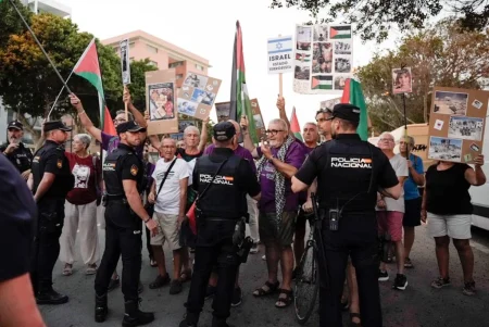La policía española del gobierno “progresista” bloqueó a almerienses solidarios con Palestina en el acto de  inauguración de la Feria de Almería